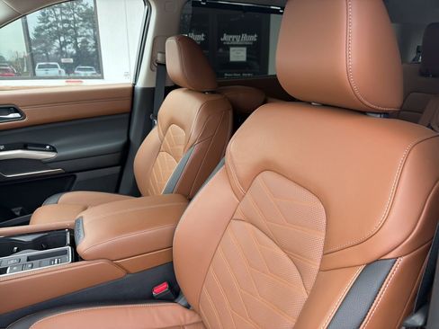 Used 2025 Nissan Pathfinder Platinum image 3