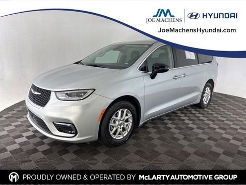 Used 2024 Chrysler Pacifica Touring-L image 4