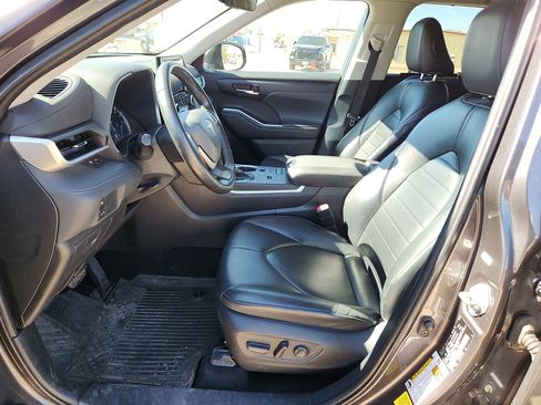 Used 2022 Toyota Highlander XLE image 11