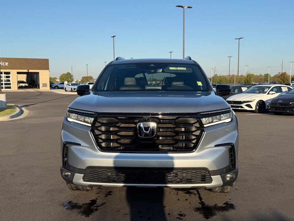 Used 2025 Honda Pilot TrailSport image 2