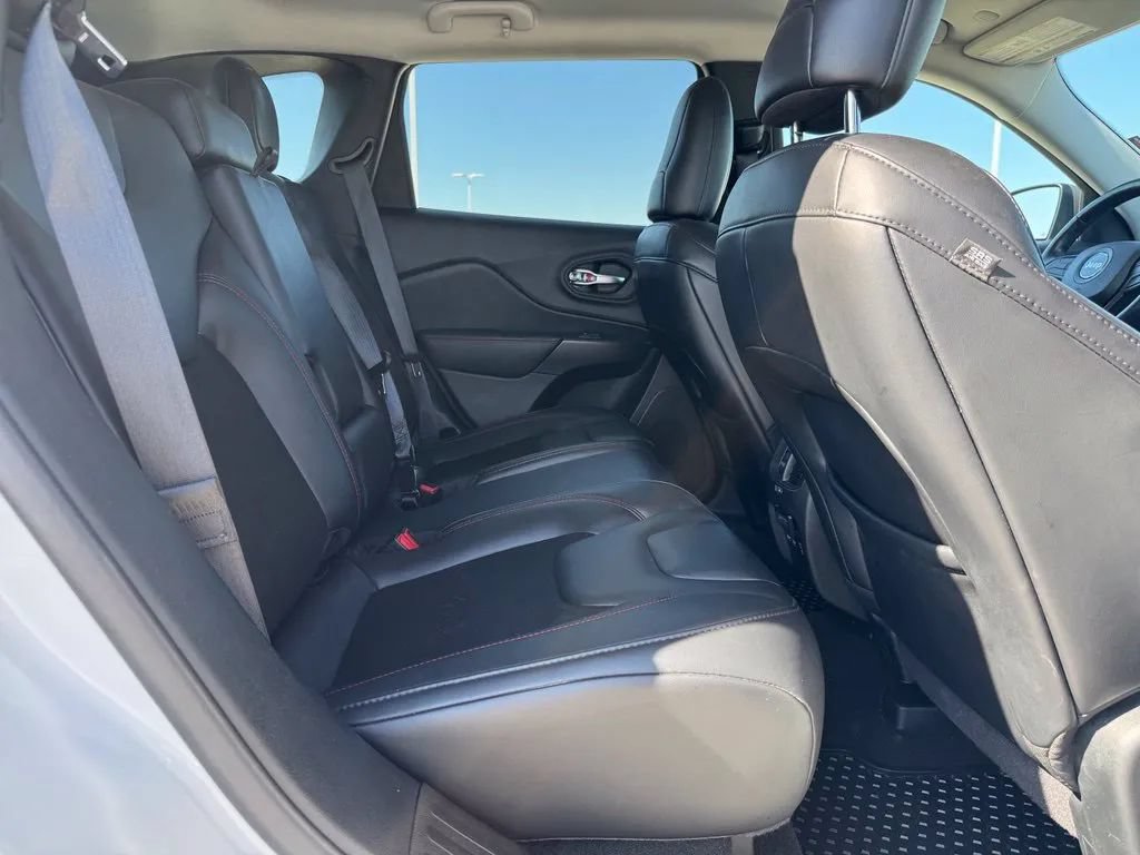 Used 2020 Jeep Cherokee Trailhawk w/ Cold Weather Group AWD/4WD image 16