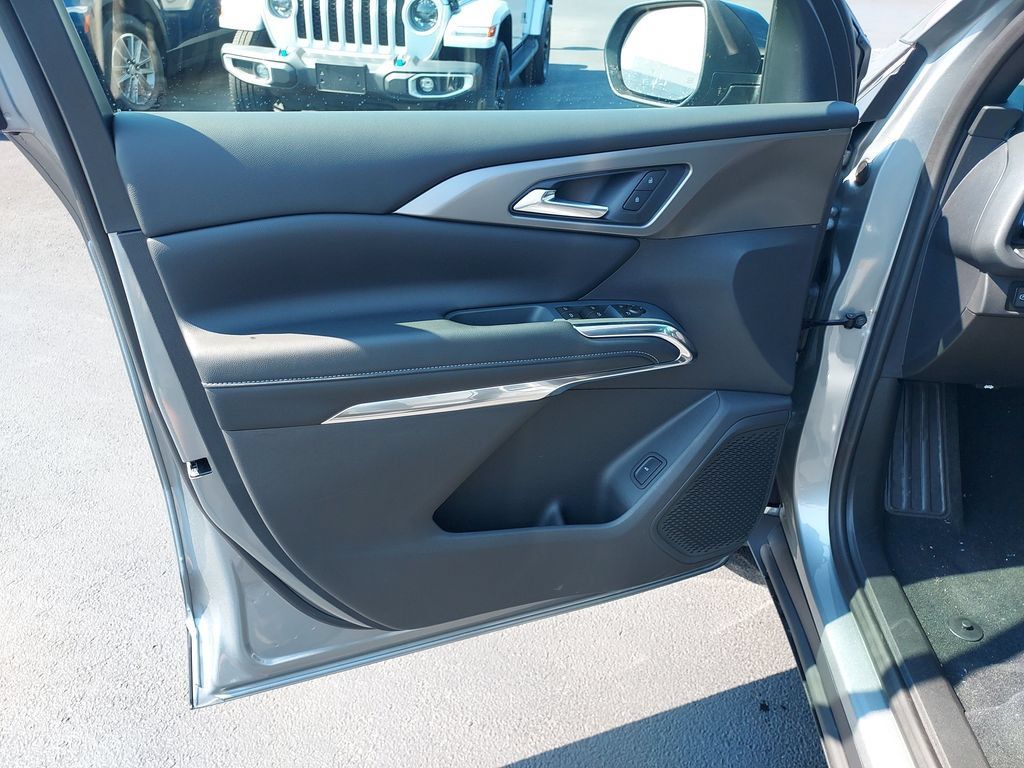 New 2027 Chevrolet Traverse LT w/ LPO, Floor Liner Package FWD image 12