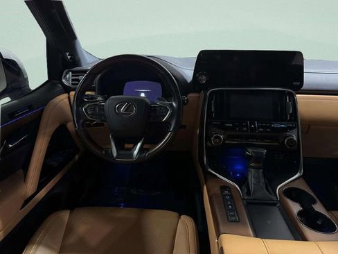 Used 2023 Lexus LX 600 4WD w/ Luxury Package image 12