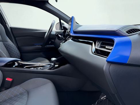 Used 2020 Toyota C-HR XLE FWD image 27