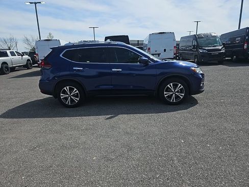 Used 2019 Nissan Rogue SV w/ Premium Package image 8