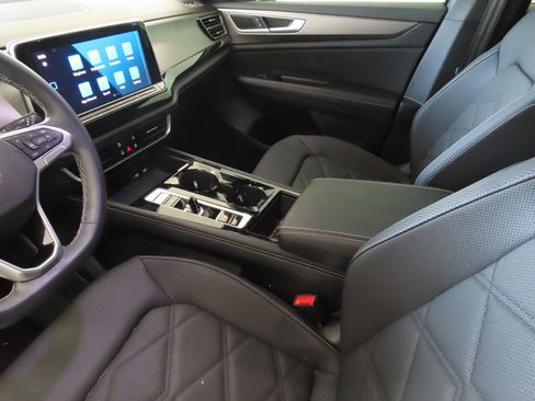 Used 2024 Volkswagen Atlas Cross Sport SE FWD image 22