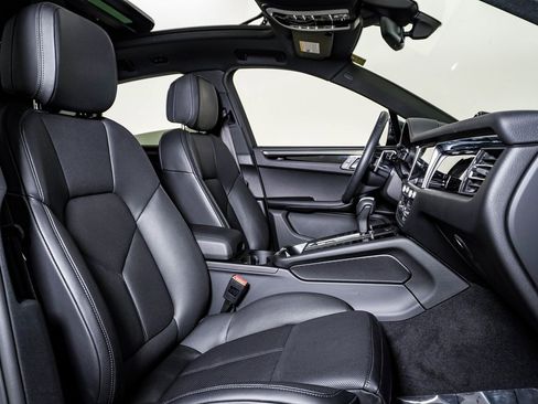 Certified 2025 Porsche Macan image 15