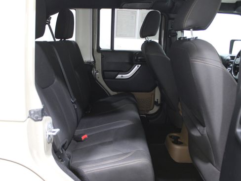 Used 2018 Jeep Wrangler Unlimited Sahara image 16