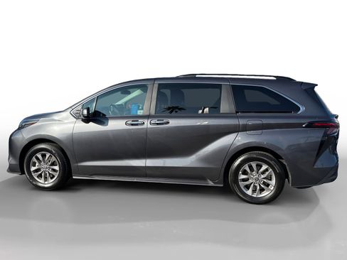 Used 2025 Toyota Sienna XLE image 2