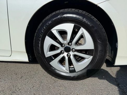 Used 2016 Toyota Prius Two image 11