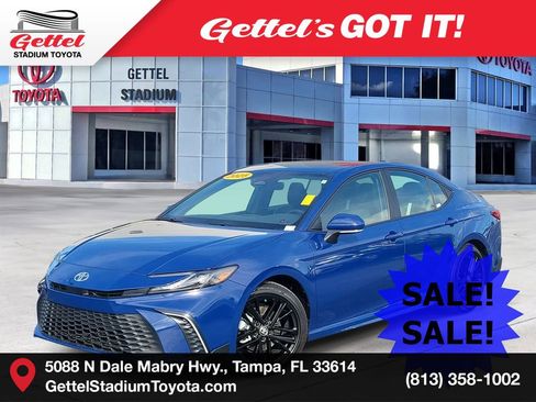 Used 2025 Toyota Camry SE image 1