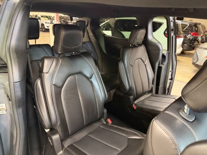 Used 2025 Chrysler Pacifica Select FWD image 30