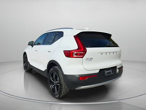 Used 2023 Volvo XC40 B5 Plus image 22