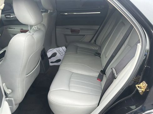 Used 2006 Chrysler 300 C w/ Navigation & Sound Group II RWD image 10