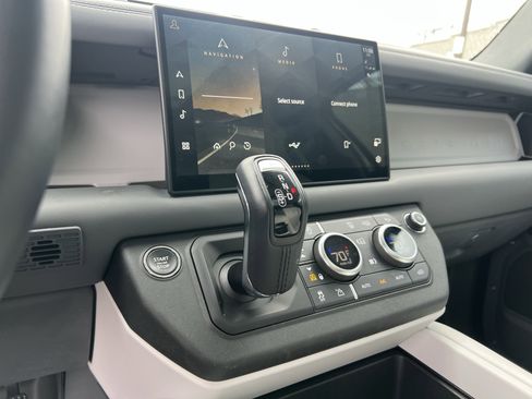 Used 2025 Land Rover Defender 110 S image 27