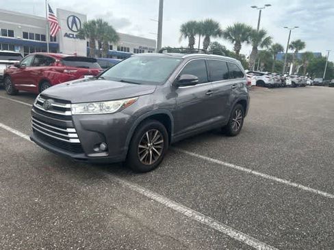 Used 2017 Toyota Highlander XLE FWD image 3