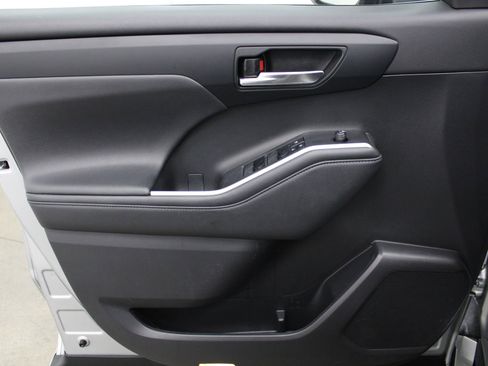 Used 2021 Toyota Highlander XLE image 13