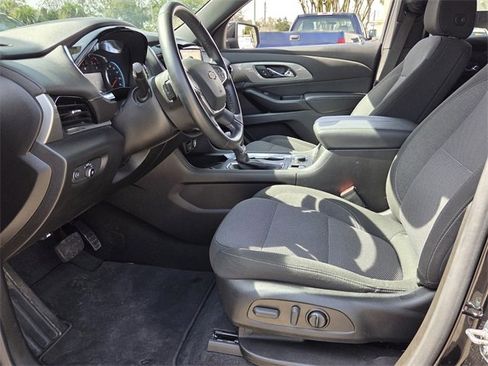 Used 2023 Chevrolet Traverse LT image 11