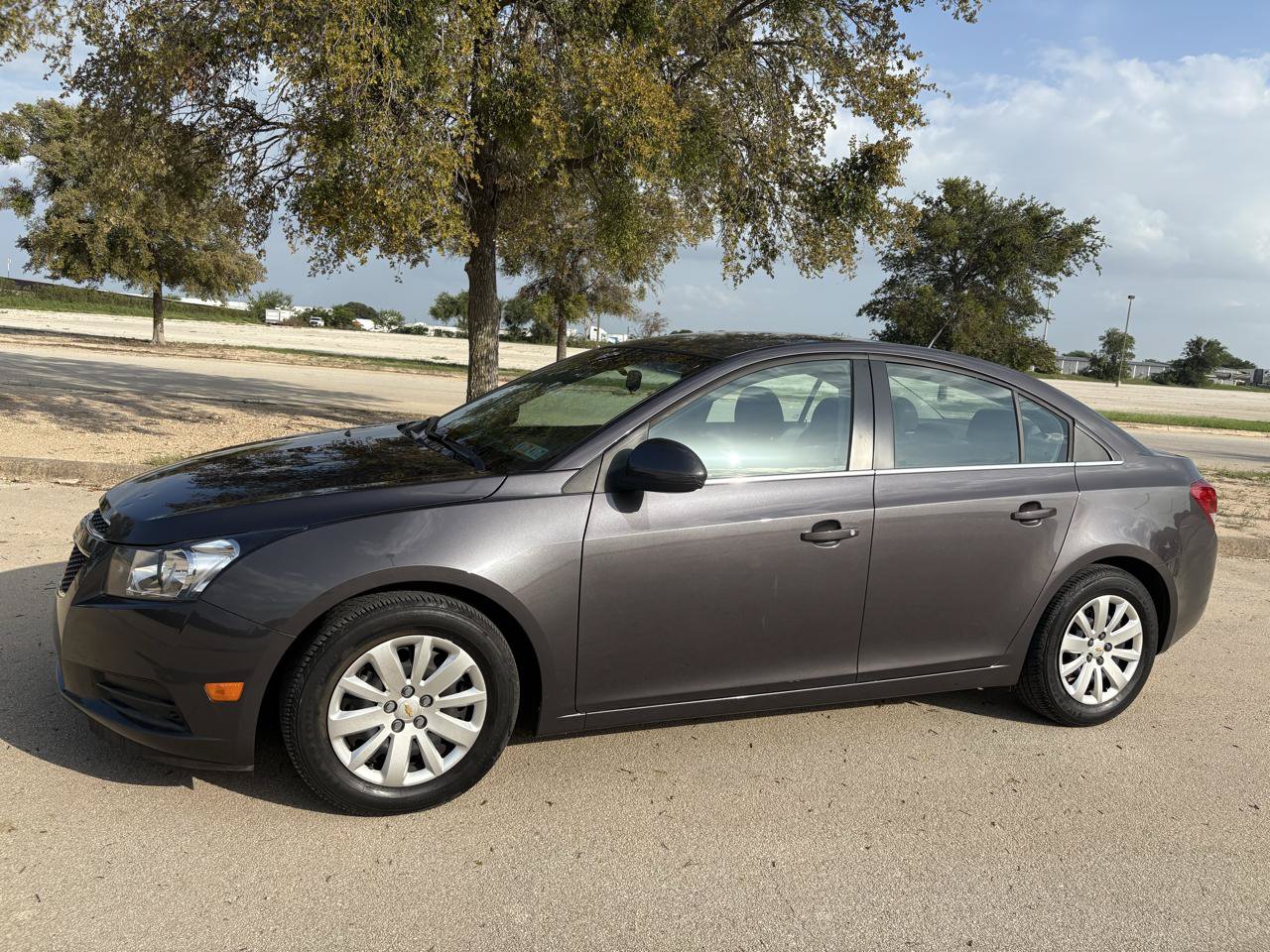 Used 2011 Chevrolet Cruze LT FWD image 2