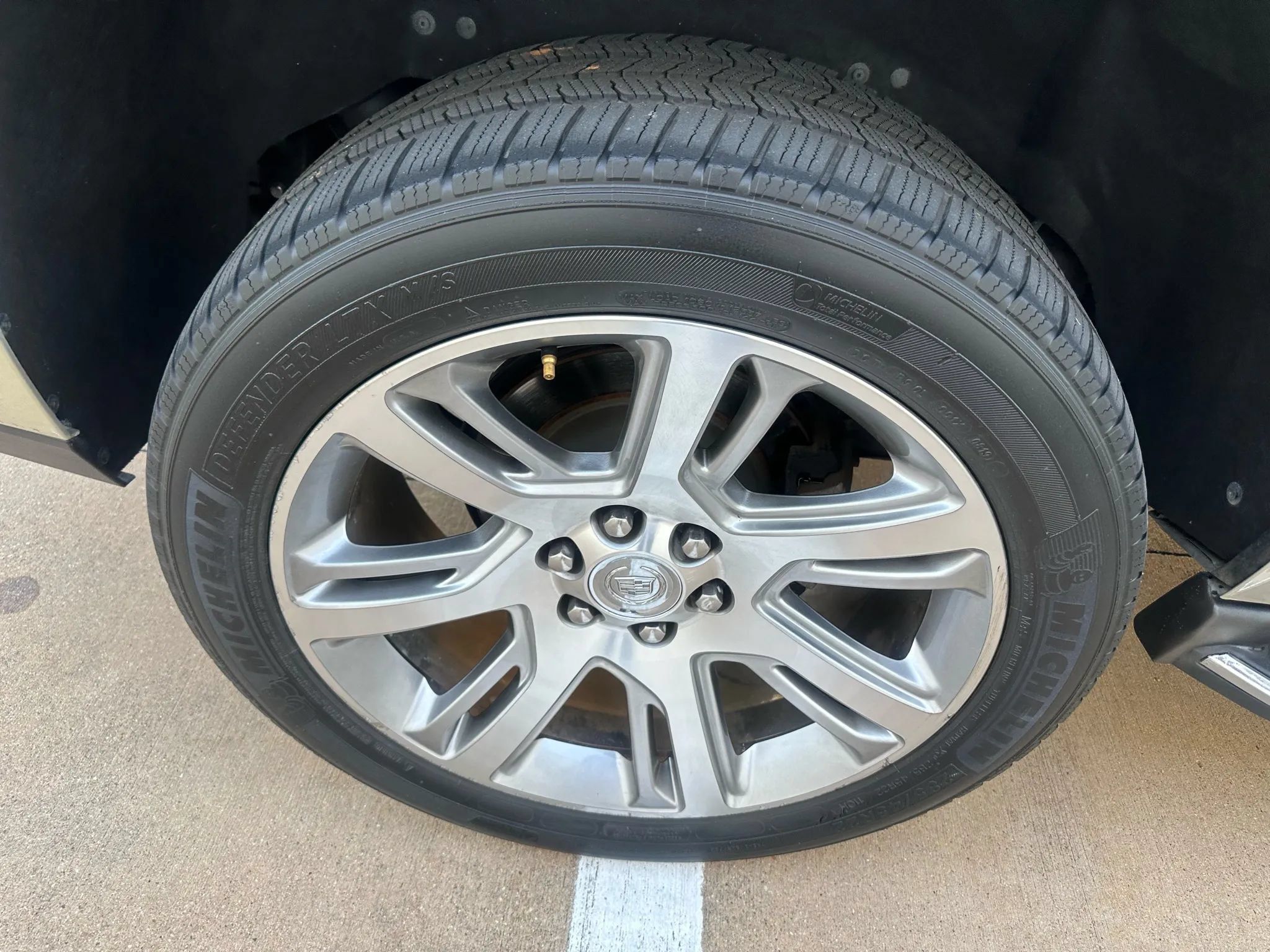 Used 2015 Cadillac Escalade Luxury AWD/4WD image 9