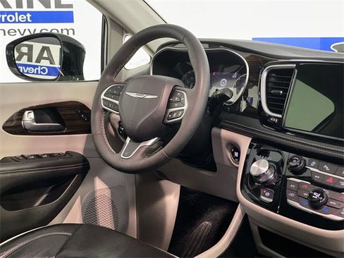 Used 2024 Chrysler Pacifica Limited image 14