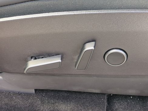 Used 2022 Tesla Model Y Long Range image 21