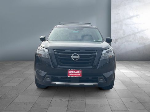 Used 2025 Nissan Pathfinder Platinum image 2