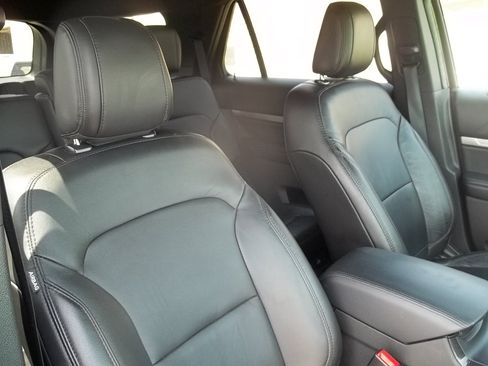 Used 2018 Ford Explorer XLT w/ Equipment Group 202A AWD/4WD image 10