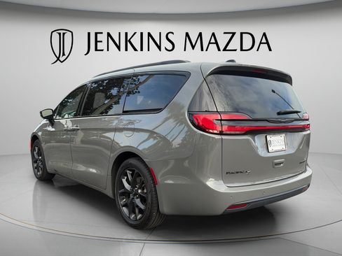 Used 2025 Chrysler Pacifica Limited FWD image 5