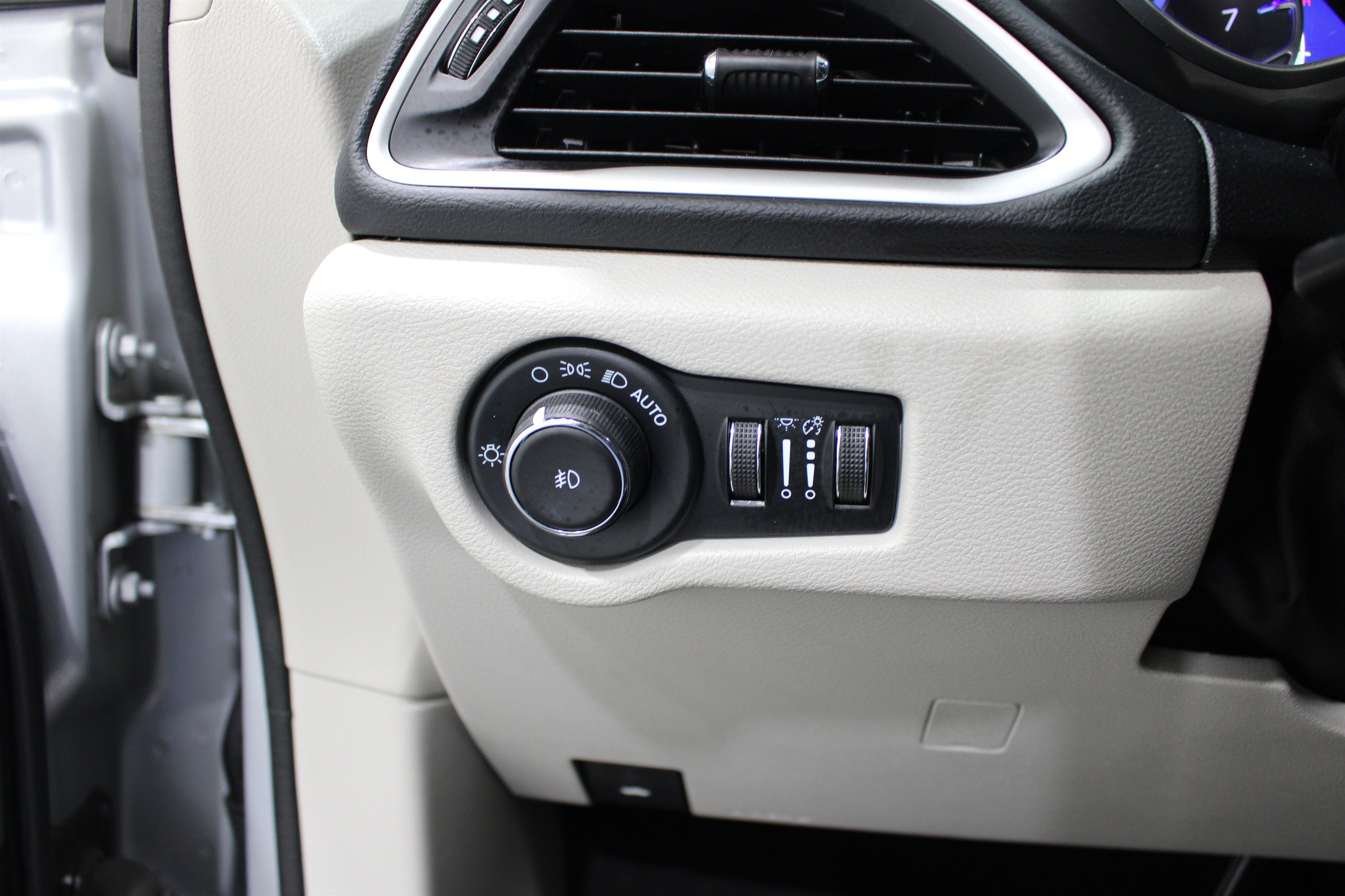 Used 2023 Chrysler Pacifica Touring-L FWD image 9