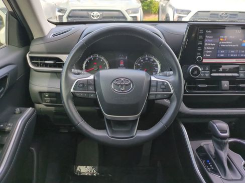Used 2022 Toyota Highlander LE FWD image 16