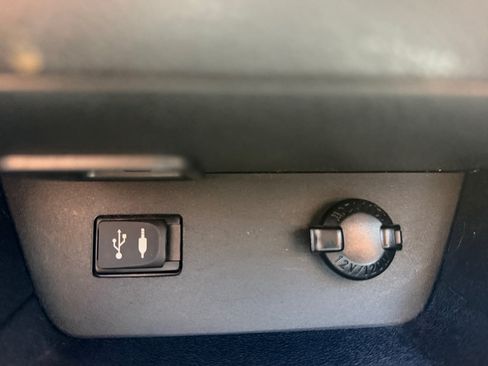 Used 2014 Toyota Highlander Limited w/ Driver Technology Package FWD image 30