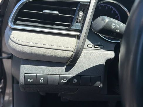 Used 2018 Toyota Camry SE FWD image 9