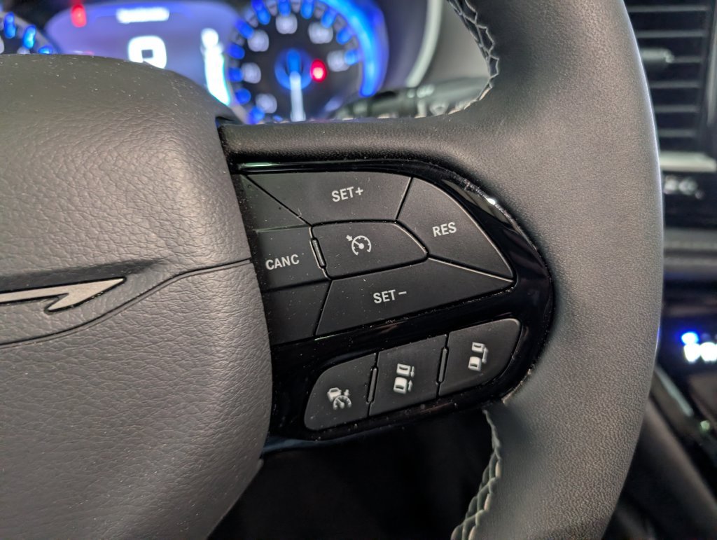 Used 2027 Chrysler Pacifica Limited FWD image 19