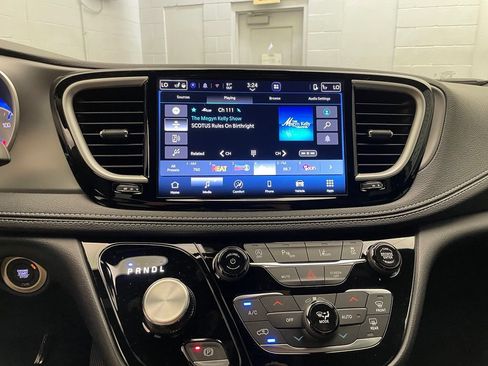 New 2027 Chrysler Pacifica Select AWD/4WD image 10