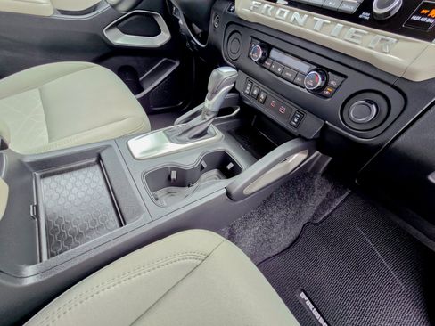 Used 2025 Nissan Frontier SV w/ SV Convenience Package image 21