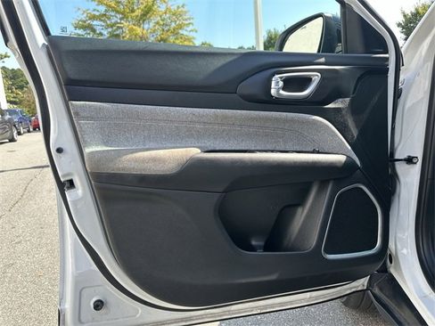 Used 2024 Jeep Compass Latitude image 13