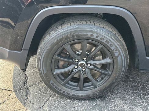 Used 2017 Jeep Cherokee Sport w/ Cold Weather Group AWD/4WD image 6