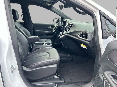 Used 2026 Chrysler Pacifica Select image 18