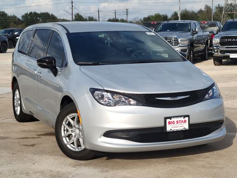 New 2026 Chrysler Voyager LX image 2