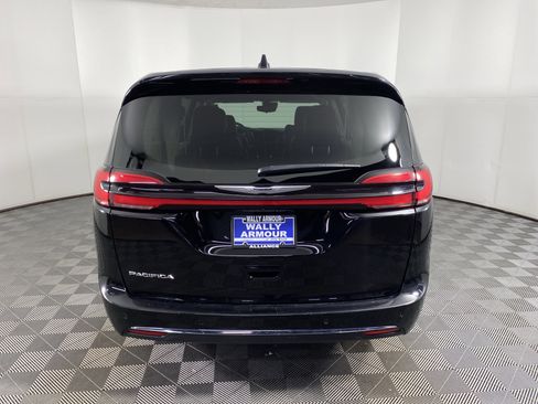 Used 2024 Chrysler Pacifica Touring-L image 39