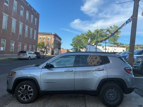 Used 2022 Jeep Compass Latitude w/ Convenience Group AWD/4WD image 3