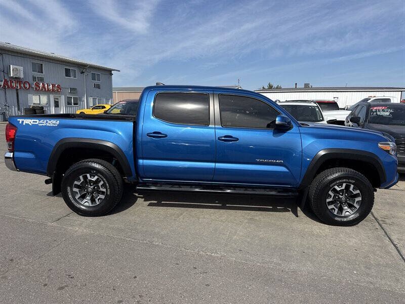 Used 2017 Toyota Tacoma TRD Off-Road w/ Tow Package AWD/4WD image 10