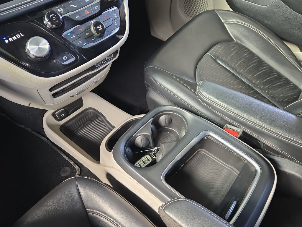 Used 2023 Chrysler Pacifica Touring-L FWD image 27