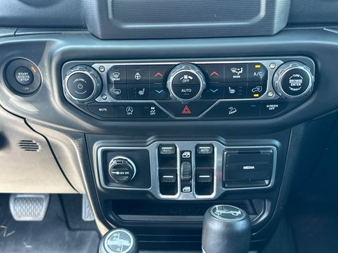 Used 2018 Jeep Wrangler Unlimited Sahara AWD/4WD image 13