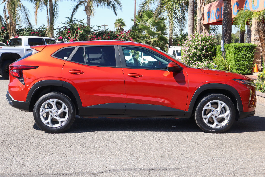 Used 2024 Chevrolet Trax LS w/ LS Convenience Package FWD image 10