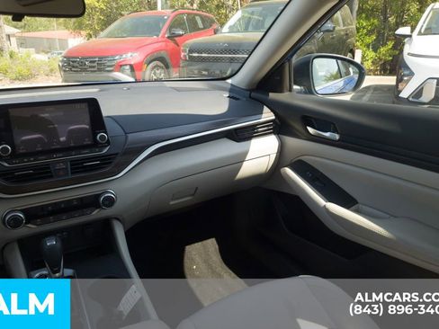 Used 2025 Nissan Altima 2.5 SV image 18