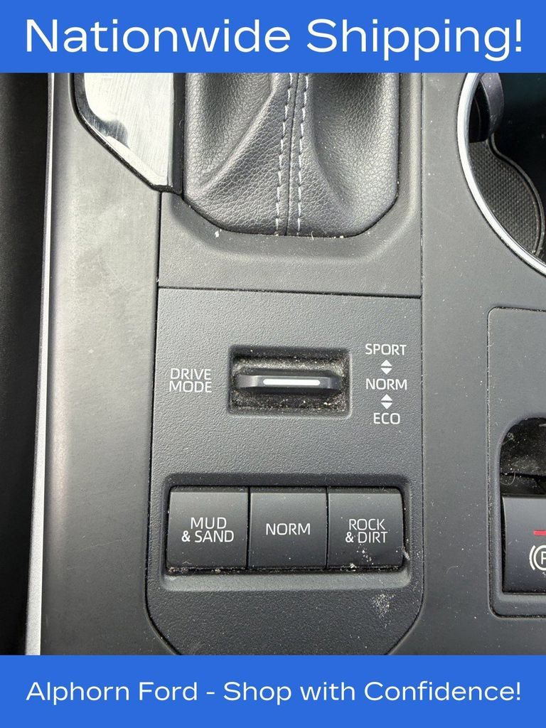 Used 2024 Toyota Highlander LE AWD/4WD image 27