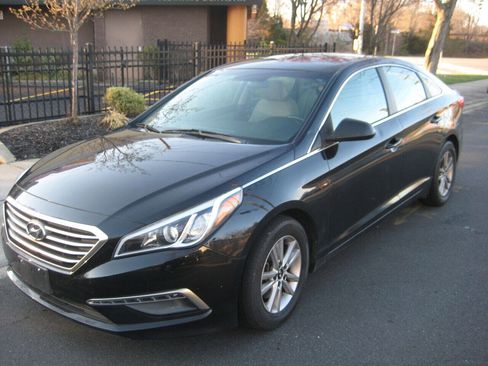 Used 2015 Hyundai Sonata SE image 1