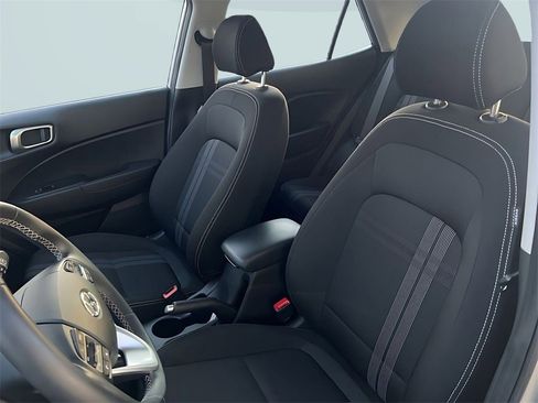 Used 2025 Hyundai Venue SEL image 9